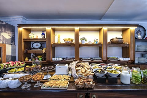 Free buffet breakfast on weekends