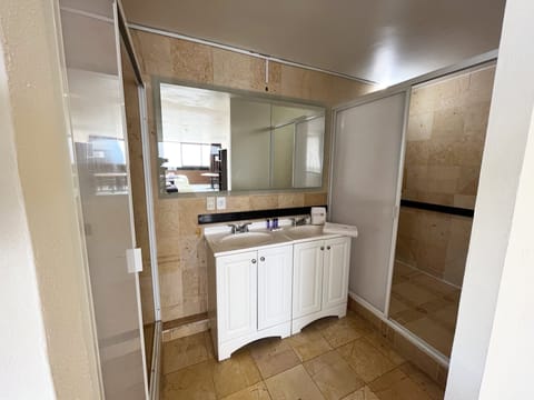 Standard Triple Room | Bathroom | Shower, free toiletries, hair dryer, towels