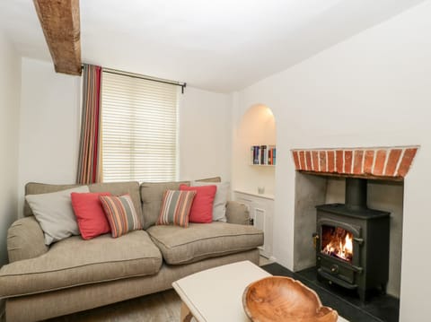 Cottage | Living room | Fireplace