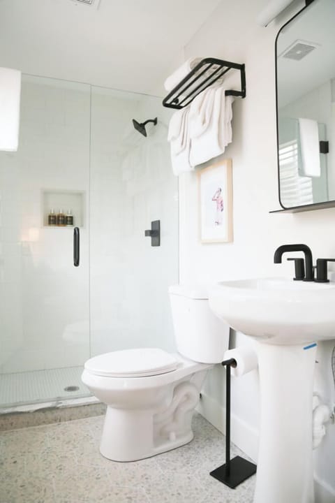 Deluxe Room, 1 King Bed | Bathroom | Shower, hair dryer, towels