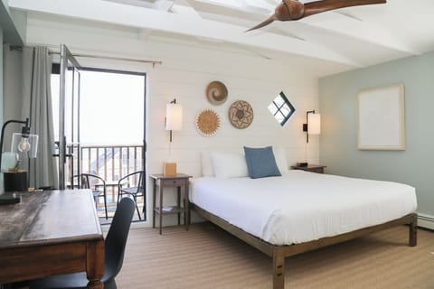 Deluxe Room, 1 King Bed, Balcony | Hypo-allergenic bedding, iron/ironing board, free WiFi, bed sheets