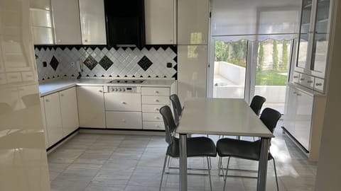 House | Private kitchen | Fridge, microwave, oven, stovetop