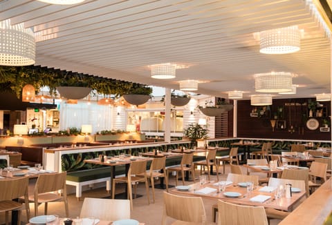2 restaurants; breakfast, lunch, and dinner served