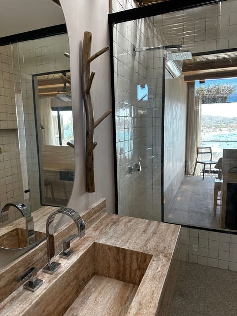 Honeymoon Studio Suite | Bathroom | Free toiletries, hair dryer, bathrobes, towels