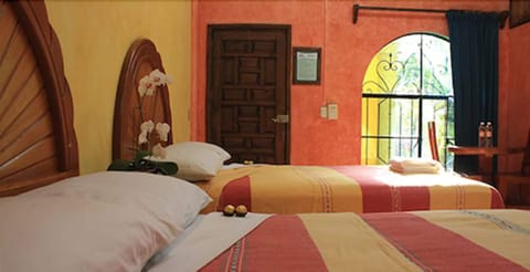 Family Room | Desk, free WiFi