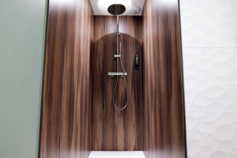 Family Room | Bathroom | Shower, hair dryer, towels