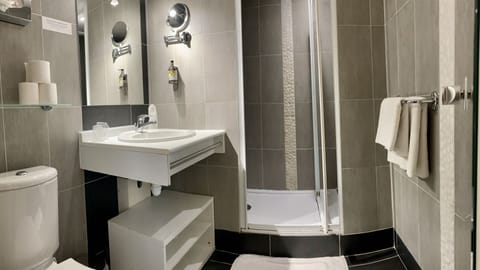 Standard Double Room | Bathroom | Eco-friendly toiletries, hair dryer, towels, shampoo