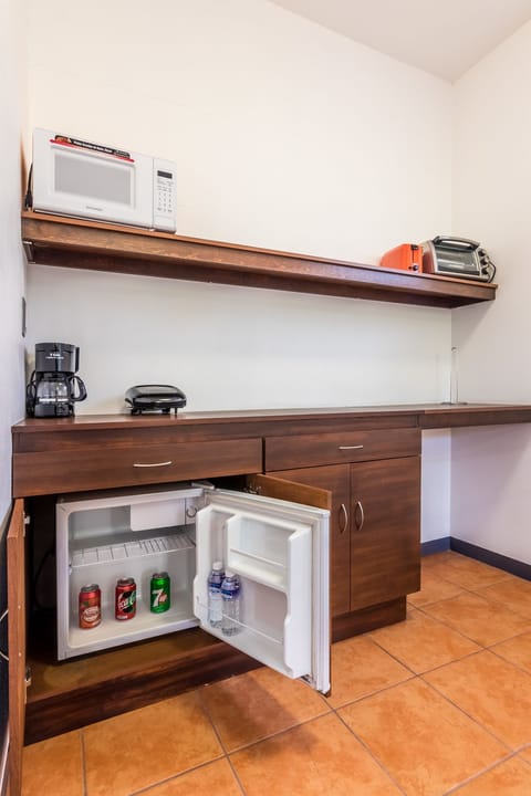 Junior Studio Suite, Refrigerator & Microwave | Microwave