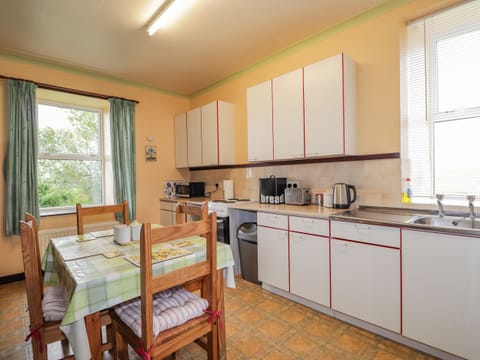 Cottage | Private kitchen | Fridge, electric kettle, toaster, cookware/dishes/utensils