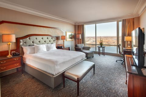 Executive Room, Club Lounge Access, Lake View | Premium bedding, minibar, in-room safe, desk