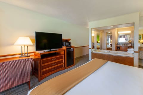 Suite, 1 King Bed, Jetted Tub, Non Smoking, Balcony | Soundproofing, iron/ironing board, free cribs/infant beds, free WiFi