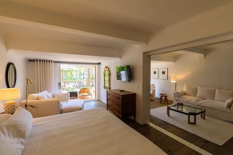 Executive Suite | Premium bedding, Tempur-Pedic beds, minibar, in-room safe