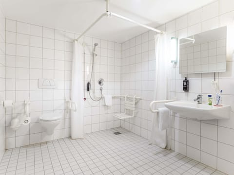 Standard Room, 2 Twin Beds, Accessible | Bathroom | Shower, eco-friendly toiletries, hair dryer, towels