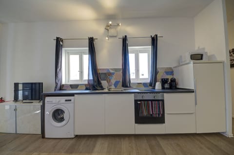 Full-size fridge, microwave, oven, stovetop