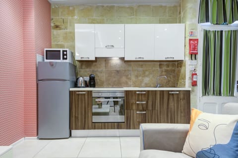 Deluxe Suite | Private kitchen | Full-size fridge, microwave, oven, stovetop