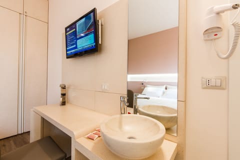 Deluxe Double or Twin Room | Bathroom | Shower, free toiletries, hair dryer, bidet