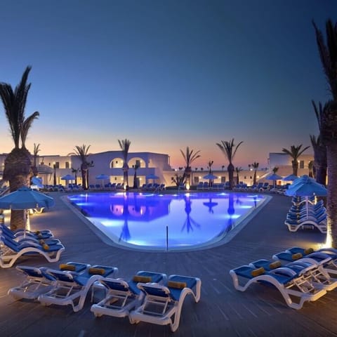 Seasonal outdoor pool, pool umbrellas, sun loungers
