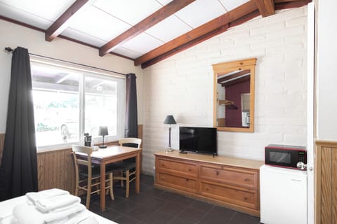 Standard Room | Living area | 19-inch flat-screen TV with cable channels, TV