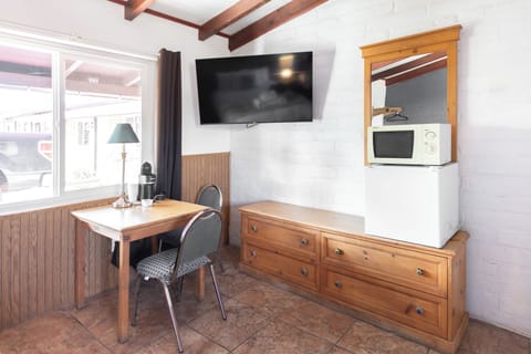 Standard Single Room | Living area | 19-inch flat-screen TV with cable channels, TV