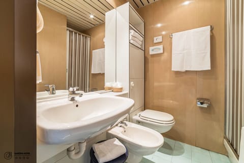 Triple Room | Bathroom | Combined shower/tub, deep soaking tub, free toiletries, hair dryer