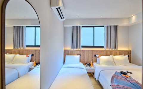 The Triplex - Deluxe Triple Room | In-room safe, free WiFi, bed sheets