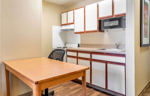Studio, 1 Queen Bed, Non Smoking | Private kitchen | Fridge, microwave, stovetop