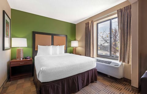 Deluxe Studio, 1 Queen Bed with Sofa bed, Non Smoking | Desk, laptop workspace, iron/ironing board, WiFi (free)