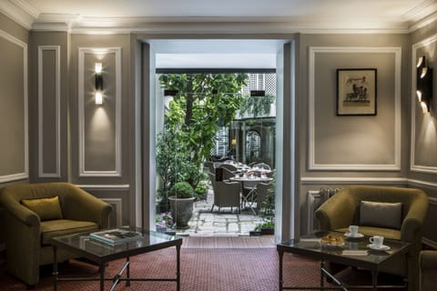 Lobby lounge