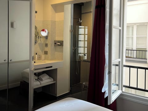 Room, Courtyard View | Bathroom | Free toiletries, hair dryer, towels