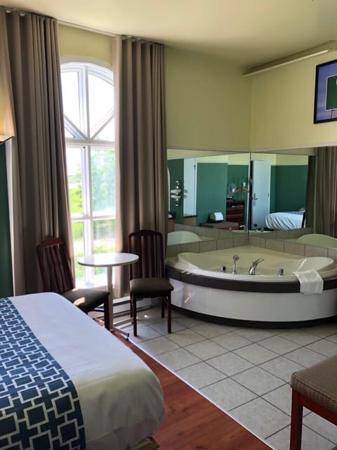 Junior Suite, 1 Queen Bed | Desk, laptop workspace, soundproofing, free WiFi