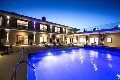 Seasonal outdoor pool, sun loungers