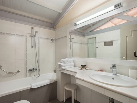 Suite Executive Sea View | Bathroom | Bathtub, free toiletries, hair dryer, towels