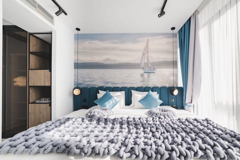 Classic Suite | Minibar, in-room safe, blackout drapes, soundproofing