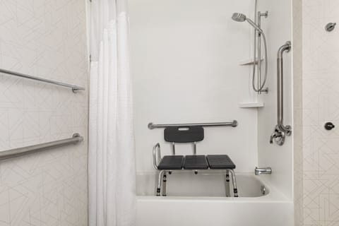 Combined shower/tub, hair dryer, towels