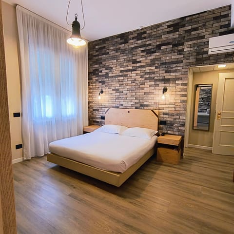 Suite | Minibar, in-room safe, desk, laptop workspace