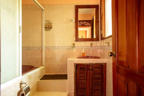 Superior Double Room | Bathroom | Shower, towels