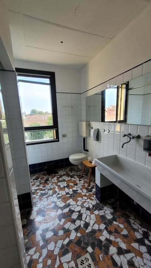 Classic Quadruple Room | Bathroom | Towels