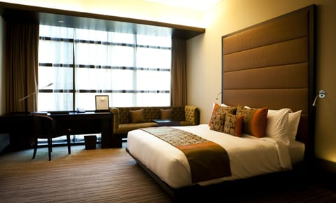 Deluxe Room, Accessible, Smoking | Premium bedding, down comforters, pillowtop beds, minibar