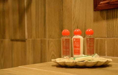 Room | Bathroom | Combined shower/tub, hair dryer, towels, soap