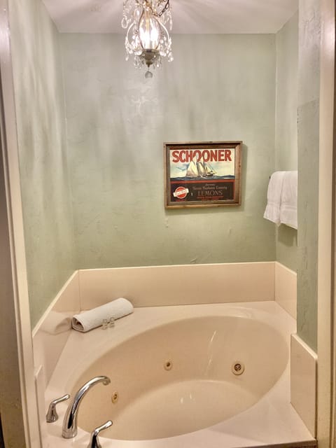 Memories | Bathroom | Free toiletries, hair dryer, bathrobes, towels