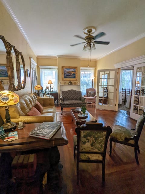 Room | Living room | 35-inch flat-screen TV with cable channels, TV