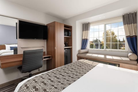 Room, 1 Queen Bed, Non Smoking | Premium bedding, desk, iron/ironing board, free WiFi