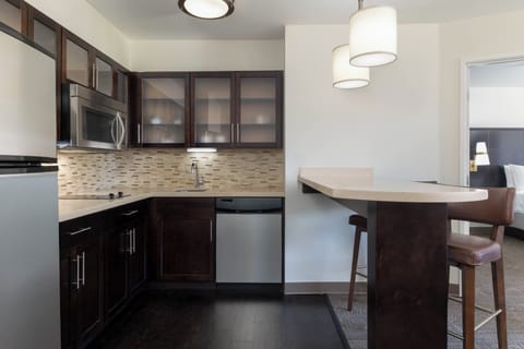 Full-size fridge, microwave, dishwasher, coffee/tea maker