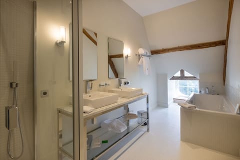 Family Suite, Multiple Beds, Garden View | Bathroom | Free toiletries, hair dryer, bathrobes, slippers