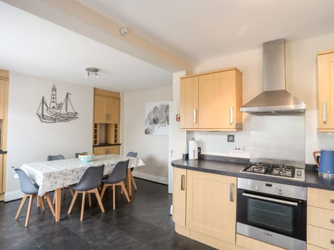 Cottage | Private kitchen | Fridge, dishwasher, electric kettle, toaster