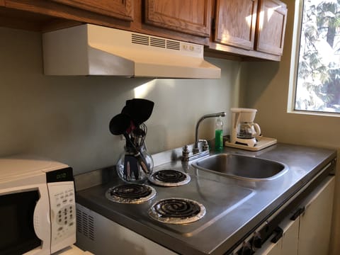 Deluxe Studio Suite, 1 Queen Bed, 1 Sofa bed, Kitchen, Non Smoking | Private kitchen | Mini-fridge, microwave, coffee/tea maker