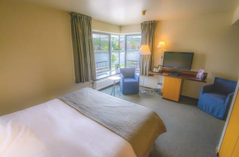 Deluxe Room | Minibar, in-room safe, desk, soundproofing