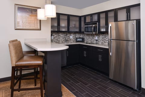 Full-size fridge, microwave, stovetop, dishwasher