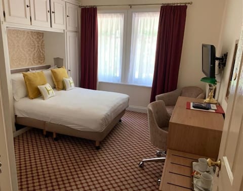 Standard Room | Desk, laptop workspace, blackout drapes, iron/ironing board