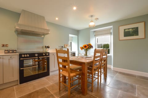 Cottage | Private kitchen | Fridge, dishwasher, electric kettle, toaster